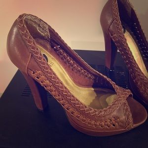 Guess tan heels